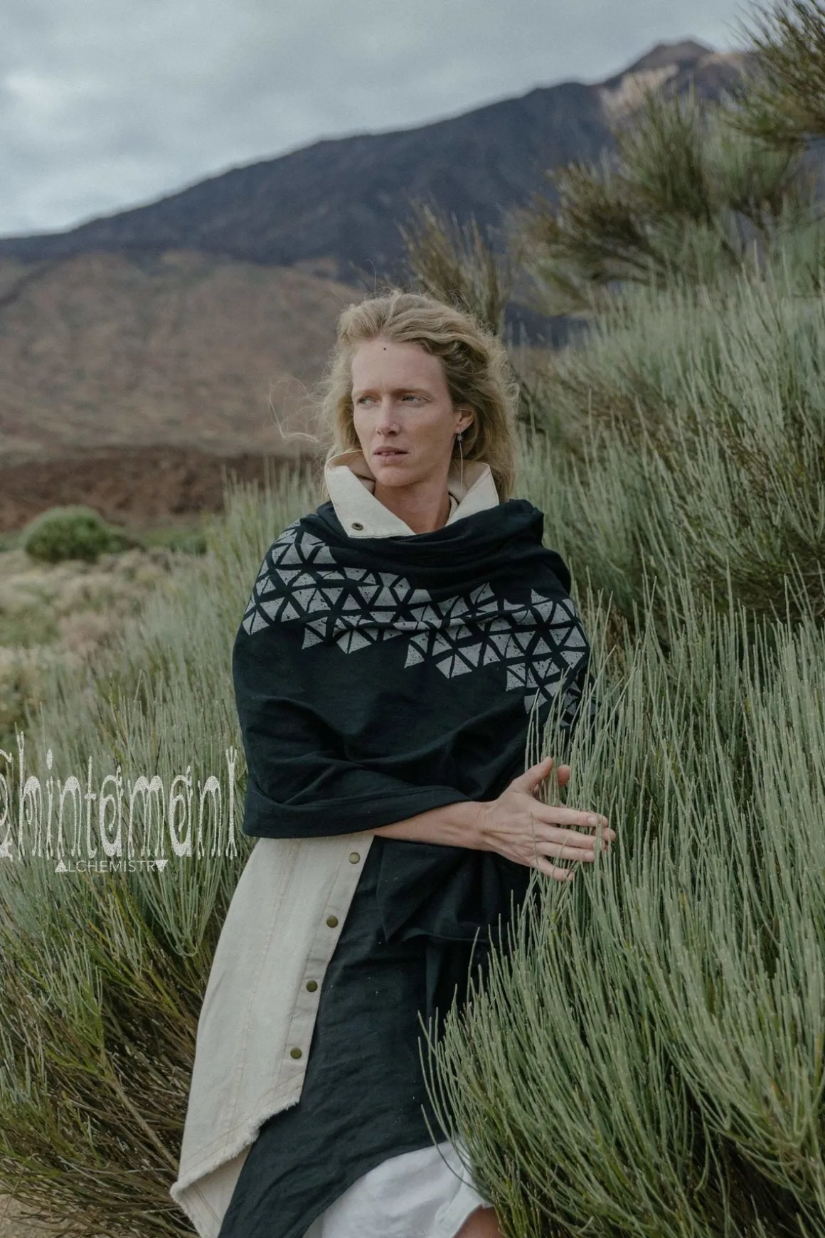 Atua Wrap Shawl / Black