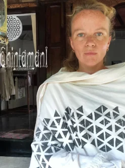 Atua Wrap Shawl / White & Black