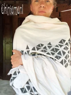 Atua Wrap Shawl / White & Black