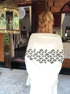 Atua Wrap Shawl / White & Black