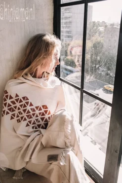 Atua Wrap Shawl / White & Copper