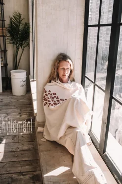 Atua Wrap Shawl / White & Copper