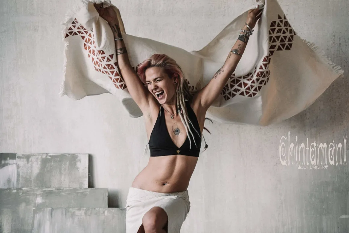 Atua Wrap Shawl / White & Copper